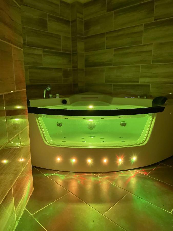 Apartamento Jacuzzi And Privacy With 2 Balconies And Free Garage Budapest Exterior foto